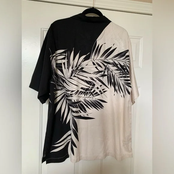 Tommy Bahama Black/Cream Hawaiian 100% Silk Short Sleeve Button Up 🌴 - Picture 2 of 12